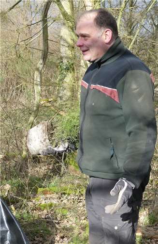 Vereinsgeschäftsführer und Forstrevierleiter Hans-Josef Bleser erklärte Baumauswahl und Anpflanzung.