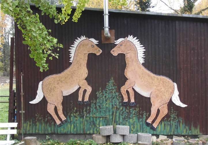 Vereinsheim und die schmückenden Pferdchen am Schwanenteich erstrahlen in neuem Farbglanz. Privat