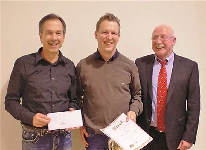 Vereinsidealist Mario Forneck (Mitte) eingerahmt von Vorstandsmitglied Thomas Kron (links) und Vorsitzendem Jipp Probst.