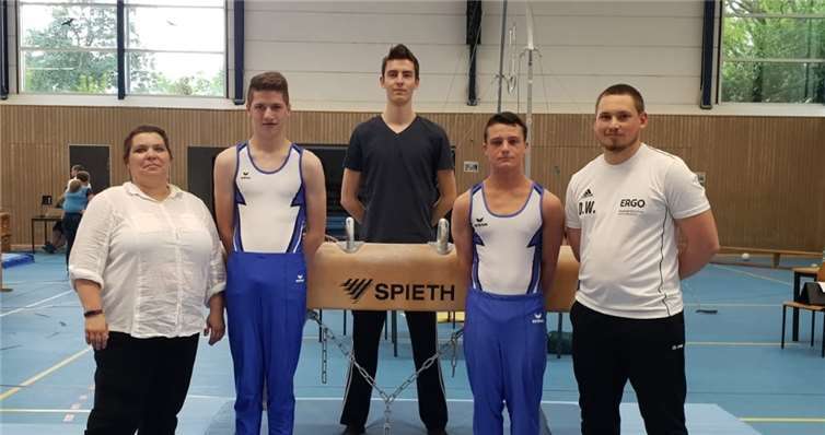 Vereinskampfrichterin Monika Otto, David Ax, Betreuer Lukas Müller, Kevin Henschel und Trainer Daniel Wagenleitner. Foto: privat