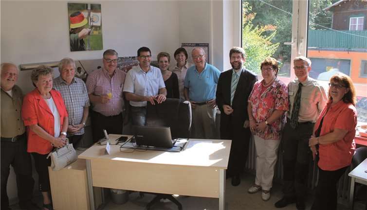 Vereinsmanager Jürgen Sabel (5.v.l.) und die Vorsitzenden Wilfried Gerdes und Willy Müller (5.u.4.v.r.) freuten sich über die zahlreichen Gäste, die zur Einweihung der neuen Geschäftsstelle des Turnvereins Cochem kamen.privat