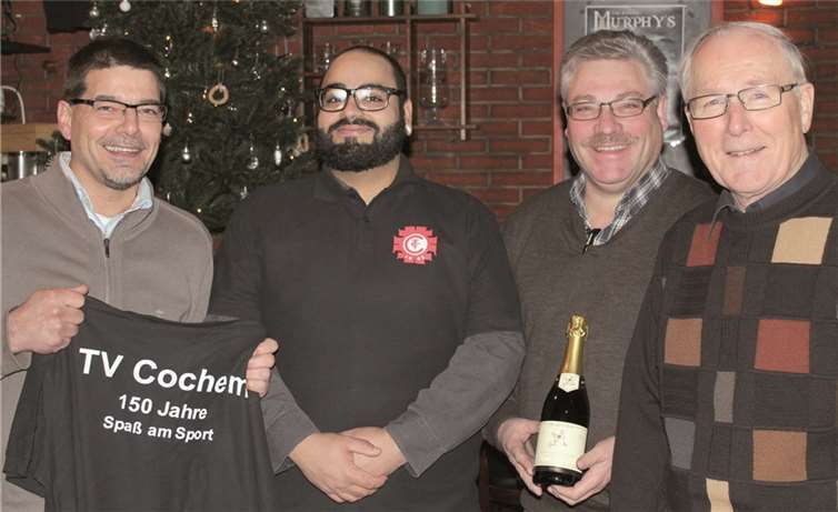 Vereinsmanager Jürgen Sabel (links) überreichte Steven Kramer (2.v.l.) zur Begrüßung ein Poloshirt und eine Kappe des Turnvereins Cochem. Auch die Vorsitzenden Wilfried Gerdes (rechts) und Willy Müller (2.v.r.) ließen es sich nicht nehmen, dem 1200. Mitglied persönlich zur Aufnahme zu gratulieren.privat
