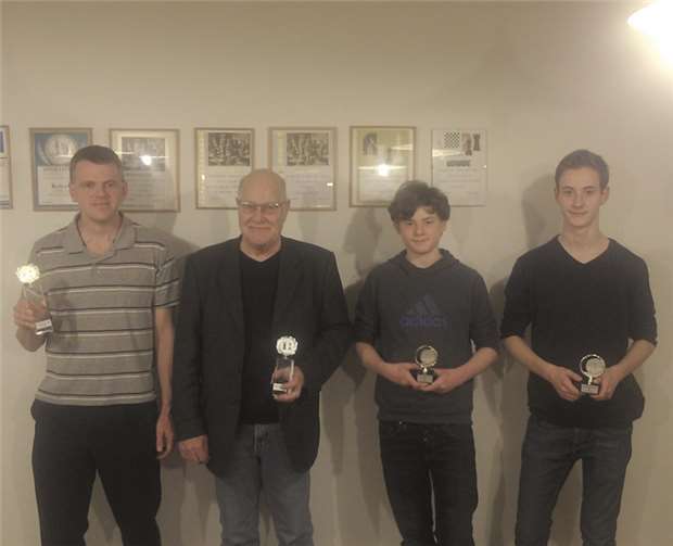 Vereinsmeister Frank Thönnes (v. l.), Dieter Welsch, Jugendvereinsmeister Robin Boos und der punktgleiche Janek Tiemann. privat