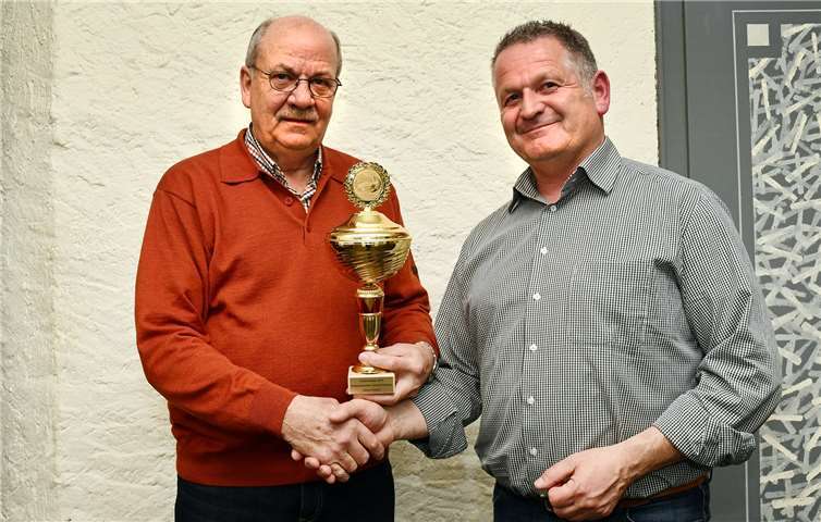 Vereinsmeister Helmut Rudloff (l.) und Vereinsvorsitzender Markus Mies. Foto:RASCH