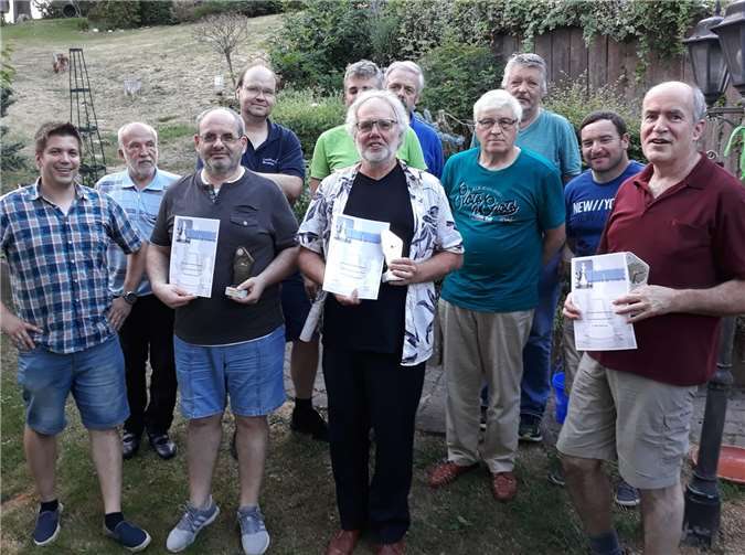 Vereinsmeister Wolfgang Kutzner (vorne Mitte), zweiter Erwin See (v. re.) und Dritter Robert Damiani (v.li.). Foto: privat