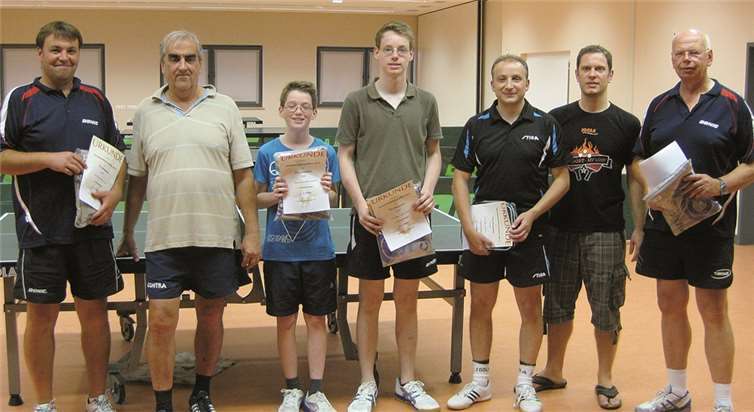 Vereinsmeister im Doppel mit den Jugendlichen Maximilian und Lucas Alfter in der Mitte.privat