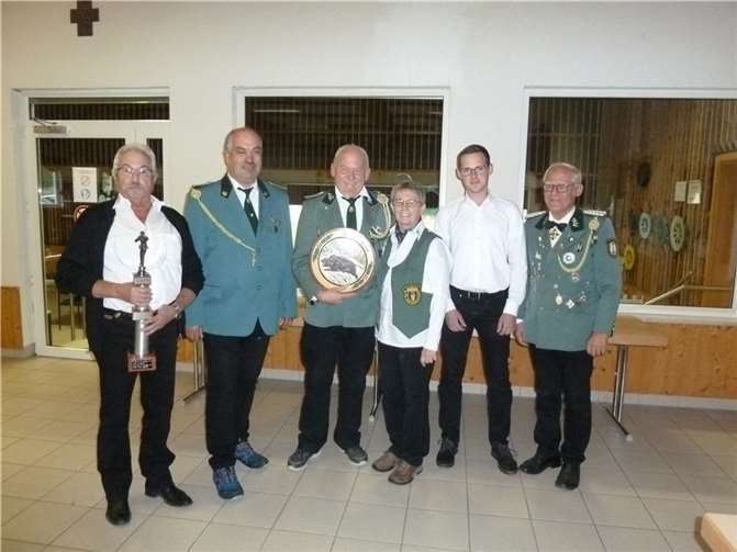 Vereinsmeister mit Pistole und GK-Gewehr sowie Peter Mohr und Ulrich Eckhard (Schriftführer, re.).