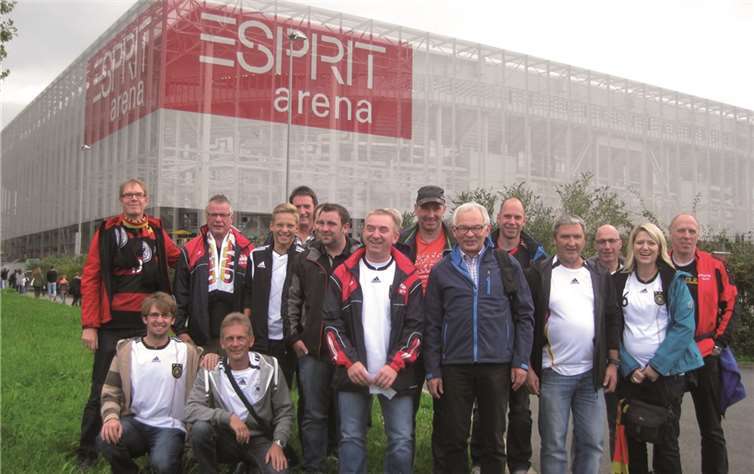 Vereinsmitarbeiter der Oberahrtaler Sportfreunde vor der Esprit-Arena in Düsseldorf.privat