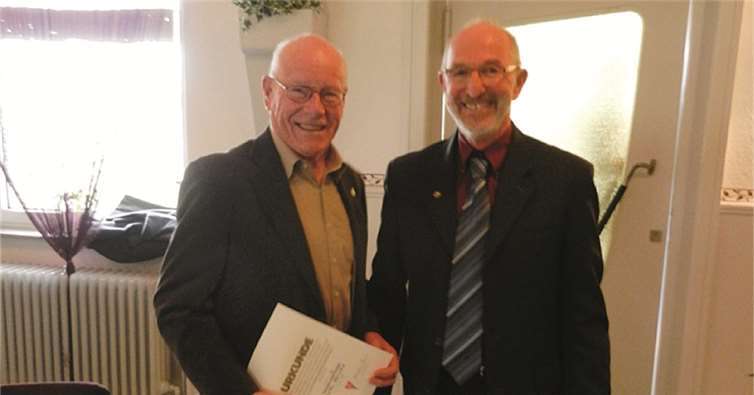 Vereinsmitglied Herman Josef Beutgen wurde für die 25. Wiederholung des Goldenen Wanderfahrerabzeichens geehrt.  Privat