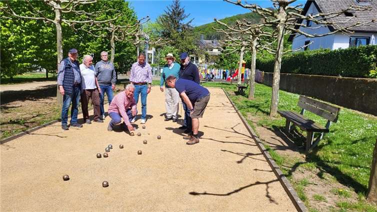 Vereinsmitglied Karl Wolf (li.) war federführend für die Organisation und Durchführung der Arbeiten.  Foto: privat