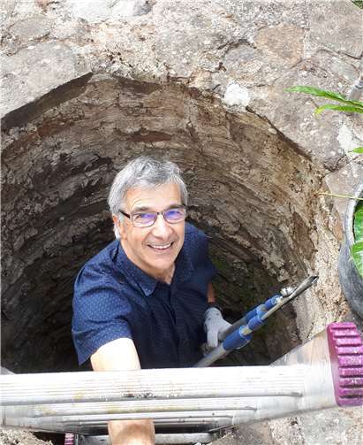 Vereinsmitglied Peppo Fiorelli entfernt den Bewuchs im Brunnenschacht an der ehemaligen Synagoge Niederzissen. Foto: privat