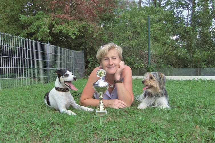 Vereinsmitglied Petra Kurowski mit ihren erfolgreichen Hunden „Eddie“ und „Lucky“. privat