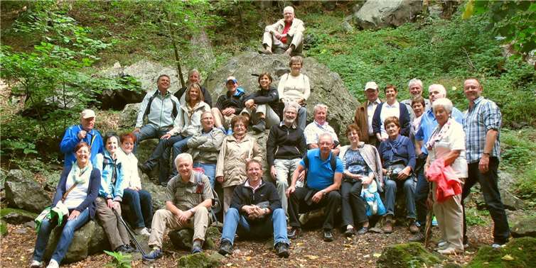 Vereinsmitglieder bei einer Wanderung rund um den Laacher See.