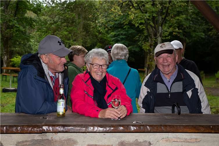 Vereinsmitglieder beim geselligen Beisammensein.