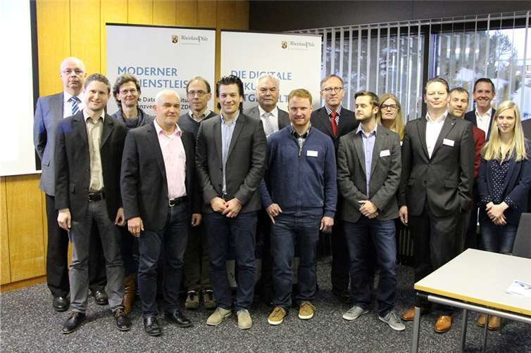 Vereinsmitglieder der IT.Stadt Koblenz bei ihrer Sitzung im Landesamt für Steuern. privat