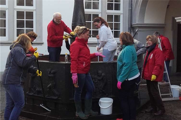 Vereinsmitglieder der KG Kowelenzer Schängelcher trafen sich zur Frühjahrsreinigung am Schängelbrunnen. KG Kowelenzer Schängelcher
