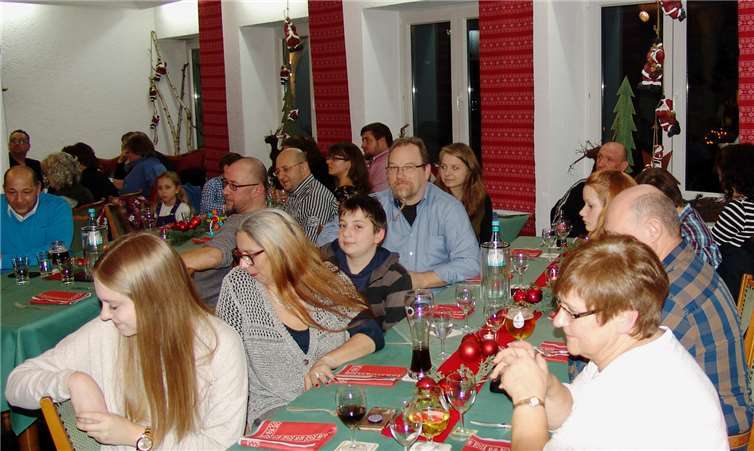 Vereinsmitglieder mit ihren Familienangehörigen, in netter Runde im großen Saal des Gutshof Hotel „Arosa“ in Ochtendung.