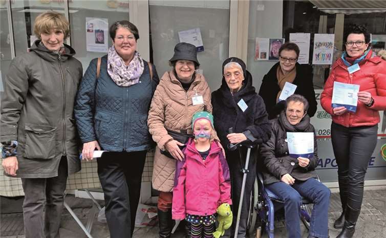 Vereinsmitglieder von ZWEIG e.V. an ihrem Info-Stand während des verkaufsoffenen Sonntags.privat