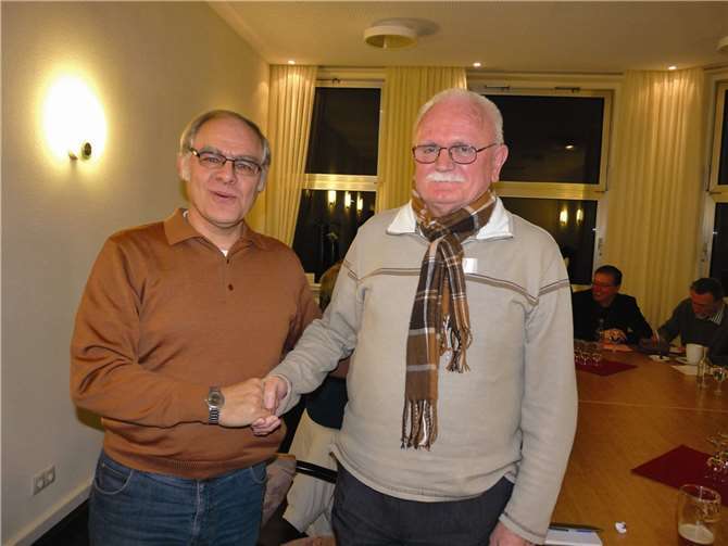 Vereinsring-Vorsitzender Ulrich Eckhard heißt Gerald Frank als neues Mitglied herzlich willkommen. -SF-