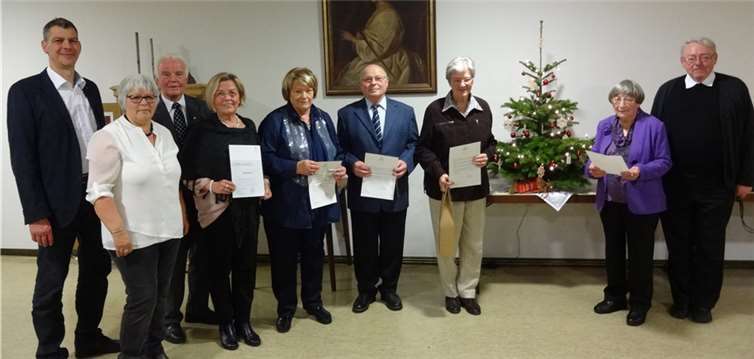 Vereinstreue gewürdigt: Ralf Dötsch (v.l.), Brigitte Brohl, Erhard Molzberger, Gisela Baecker, Hannelore Schmidt, Peter Anheier, Rosemarie Nördershäuser, Walburga Seibel und Bernhard Fuchs. privat