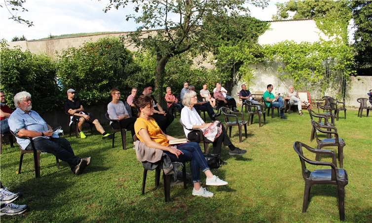 Vereinsvertreter im Theatergarten des Nassau-Sporkenburger Hofs. Fotos: Eva Dreiser / Stadtverwaltung Lahnstein
