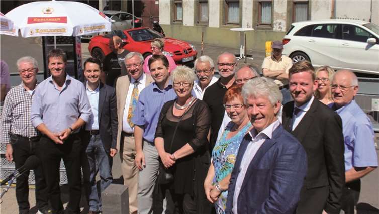 Vereinsvertreter mit Sponsoren und politischen Gästen. DB