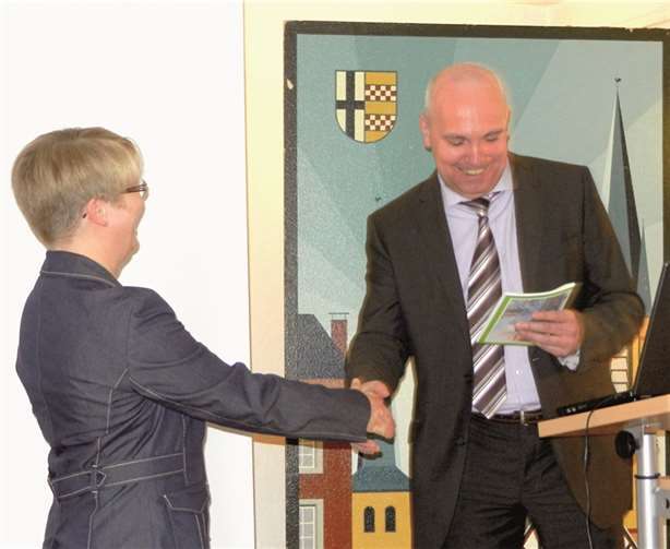 Vereinsvorsitzende Dr. Maria Burger überreicht Wenzel zur Erinnerung an den Abend eine Broschüre des Zehnthausvereins.Privat