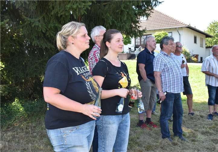 Vereinsvorsitzende Nadine Kambeck links beobachtet mit weiteren Giershofenern das Aufstellen des Kirmesbaums.