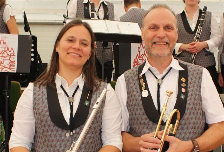 Vereinsvorsitzende Tina Steuer und Stellvertreterund Dirigent Norbert Ungers eröffneten das Musikevent.