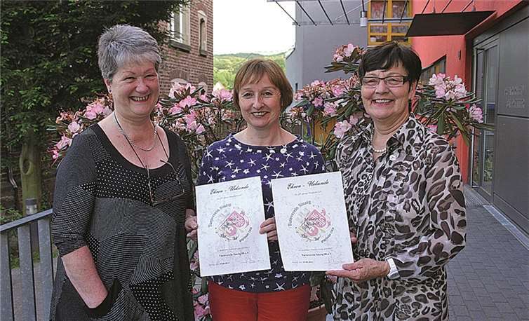 Vereinsvorsitzende Waltraut Thormann (li.) ehrte für 25-jährige Mitgliedschaft (vl.) Gisela Rolser und Marianne Nickels. Privat