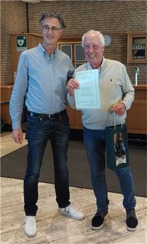 Vereinsvorsitzender Achim Schmitz mit dem neu ernannten Ehrenvorsitzenden Gerd Fröhlich.