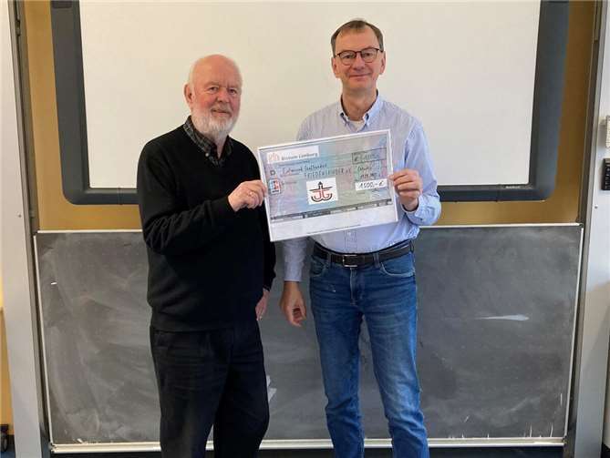 Johnny unterstützt die Friedenskinder Vereinsvorsitzender Bernd Wangelin freut sich über die wiederholte Unterstützung der Vereinsarbeit durch das „Johnny“. Foto: privat