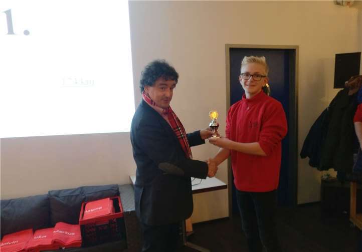 Vereinsvorsitzender Christoph Grzembke gratuliert Gerrit Schäfer zu seiner Ruderleistung 2017.privat