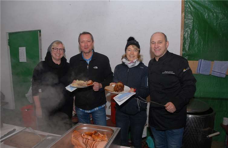 Vereinsvorsitzender Clemens Adams (2. von links) ist stolz auf seinefleißigen Helfer und das leckere Angebot an herzhaften Speisen.