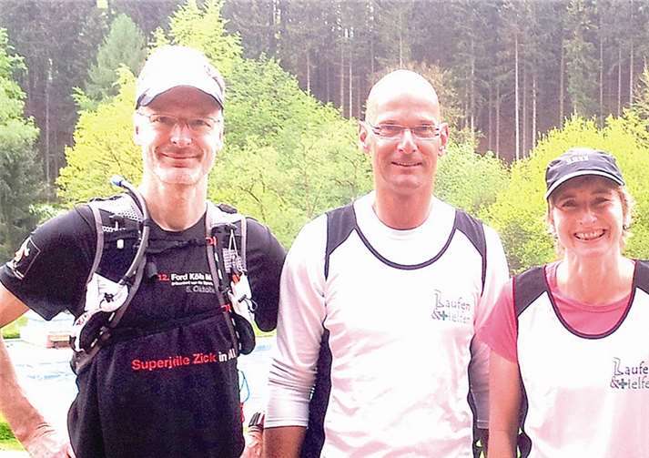 Vereinsvorsitzender Dr. Christof Knebel (Mitte), sowie Ute Simon-Adorf und Jan Förster laufen beim Rennsteigmarathon. PS