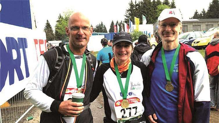 Vereinsvorsitzender Dr. Christof Knebel, Ute Simon-Adorf und Jan Förster beim Rennsteigmarathon für „Laufen & Helfen e. V.“.-PS