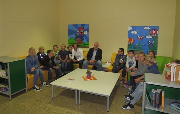 Vereinsvorsitzender Joachim Schneider und der Schulleiter Stefan Schwarzer mit Schülerinnen und Schülern während der Einweihung der Chillecke.privat