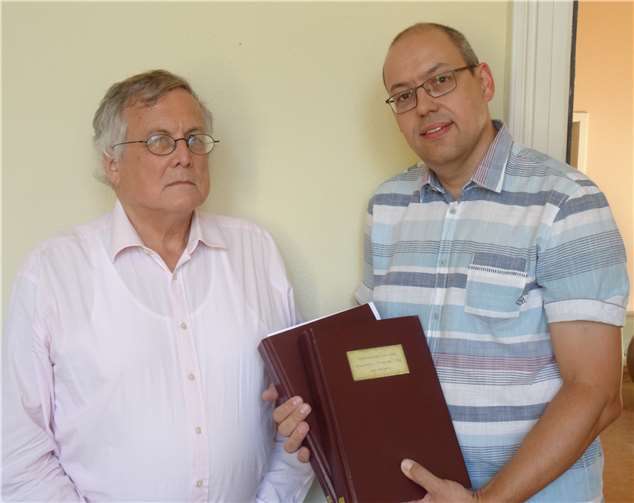 Vereinsvorsitzender Karl Gunkel und Markus Weidenbach mit den Ur-Ausgaben des Familienbuches.Foto: privat