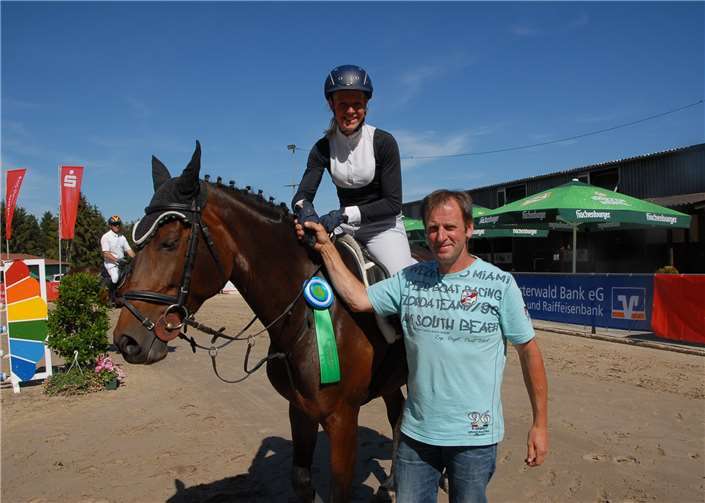 Vereinsvorsitzender Matthias Hörle gratulierteseiner Vereinskameradin Lara Düster zum 7. Platz in einem L-Springen.