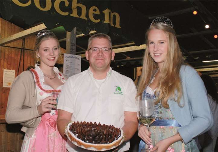 Vereinsvorsitzender Michael Brand fühlt sich bei Weinmajestäten und Sehler Quetschekooche sichtlich wohl.