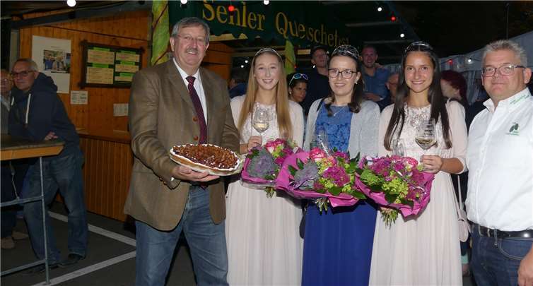 Vereinsvorsitzender Michael Brand (re.) eröffnete mit Stadtbürgermeister Walter Schmitz und den Cochemer Weinmajestäten das 55. Sehler Quetschefest. Fotos: TE