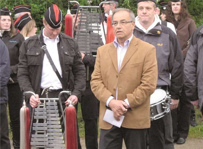 Vereinsvorsitzender Nadler bei seiner Ansprache umrahmt vom Arzheimer Spielmannszug.