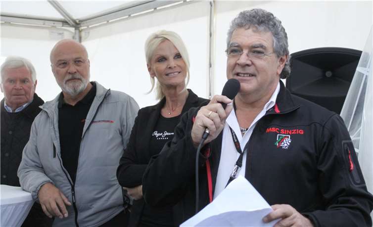 Vereinsvorsitzender Rudi Speich (re.) begrüßt die Gäste.-DEB-