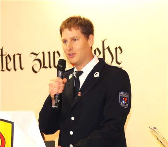 Vereinsvorsitzender Thomas Zilliken begrüßte die Konzertbesucher und stellte ihnen den Jubiläumsverein detailliert vor.