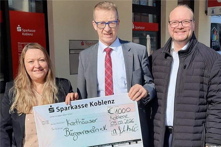 Vereinsvorsitzender Thorsten Schneider (r) und Schatzmeister Thorsten Henkel bedanken sich bei Geschäftsstellenleiterin Julia Hahn-Caspari (l) für die Unterstützung der Sparkasse.
