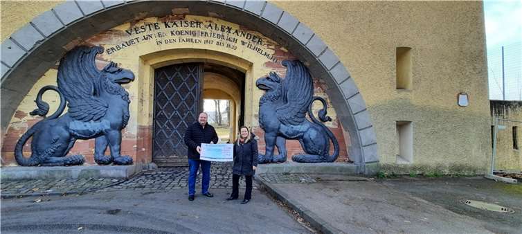 Vereinsvorsitzender Thorsten Schneider und Geschäftsstellenleiterin Julia Hahn-Caspari. Foto: privat