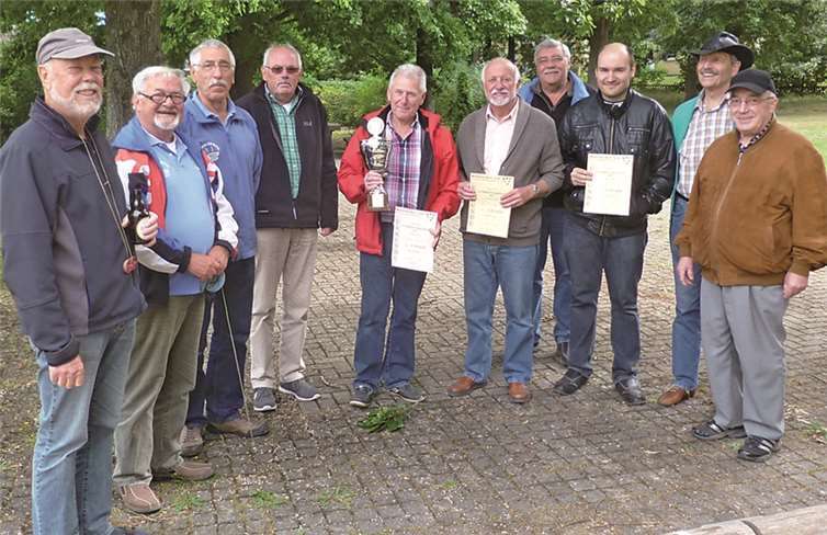 Vereinsvorstand Günther Bretz (rechts) präsentiert die Sieger mit einigen Teilnehmern des Turniers: Hans-Jürgen Braun (Mitte) Ulli Burkholz und Christian Ruland (rechts daneben). Ulli Burkholz