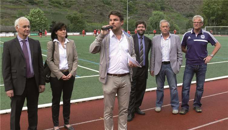 Vereinsvorstand, Sponsoren und Politprominenz waren vertreten, als die moderne Tribüne ihrer Bestimmung übergeben wurde.