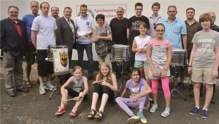 Vereinszuschuss dank erfolgreicher Jugendarbeit: Landrat Dr. Jürgen Pföhler (5.v.l.) überreicht Geschäftsführer Norbert Hammer (6.v.l.) im Beisein der Stadt-Beigeordneten Charlotte Hager (7.v.l.) das Fördergeld. KV-AW