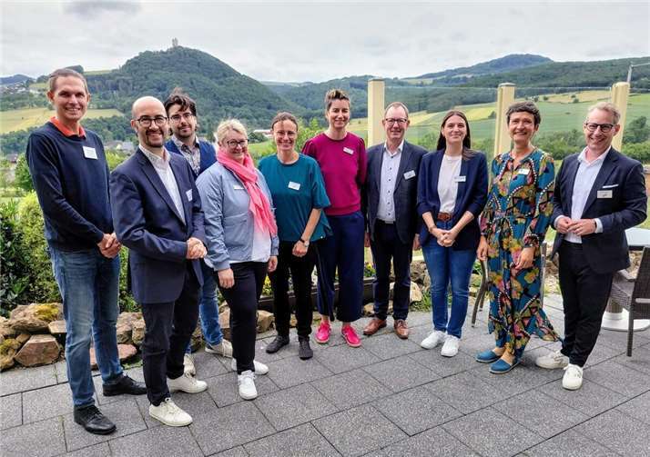 „Gemeinsam gegen den Fachkräftemangel“ Vereint für die Fachkräftesicherung im Kreis Ahrweiler -Die Partner des Fachkräftezentrums bei der zweiten Infoveranstaltung in der Verbandgemeinde Brohltal. Foto: Zukunftsregion Ahr